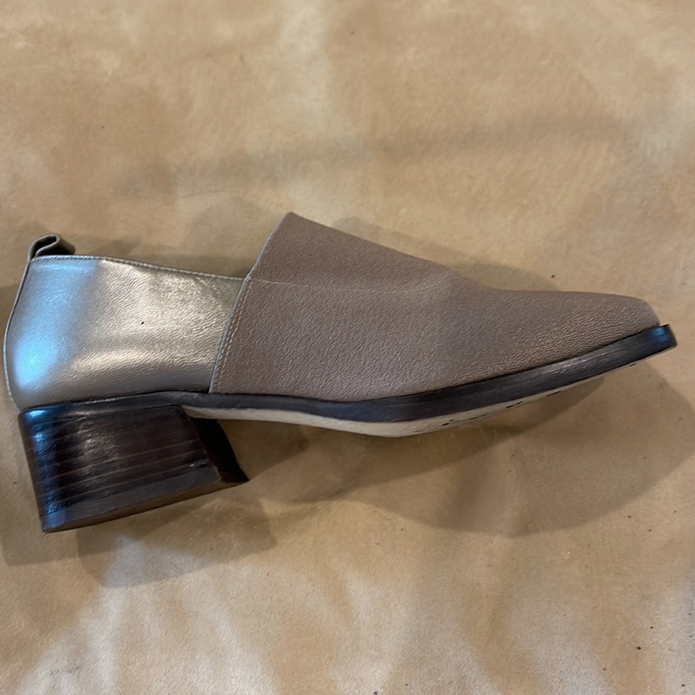 Donald J Pliner silvery tan leather and crepe elastic loafers sz 5